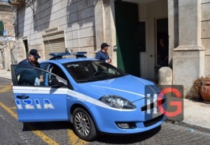 Tre individui danno fuoco a tre auto