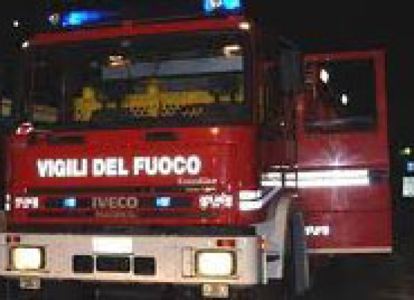 Un&#039;auto va a fuoco nella notte