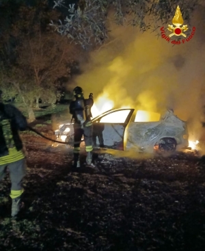 Auto a fuoco, intervengono vigili del fuoco e carabinieri