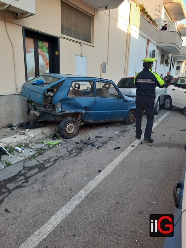 Mesagne. Non si fermano all&#039;alt della polizia e fuggono causando incidente