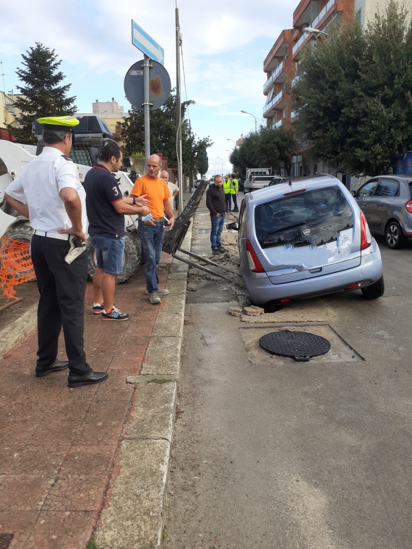 Mesagne. La pioggia manda in buca un&#039;autovettura