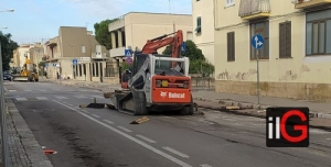 I lavori stradali. Le ruspe smantellano la pista ciclabile