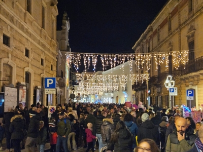 Festa dell’Immacolata a Fasano: piazza Ciaia si illumina con l’accensione dell’albero di Natale