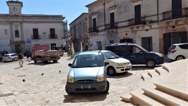 Mesagne. Posteggio selvaggio nella piazza della Matrice