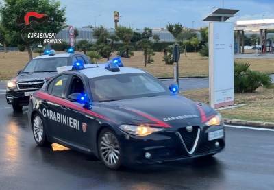 Aggredisce passanti e carabinieri. Bloccato con il taser