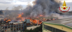 Incendio nella zona industriale di Brindisi (Fotoservizio)