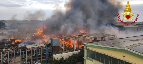 Incendio nella zona industriale di Brindisi