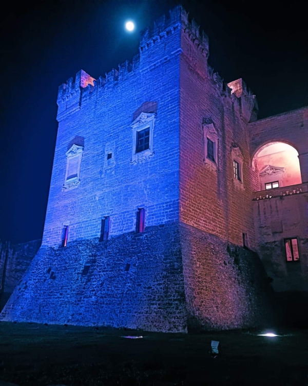 Il torrione del Castello illuminato di blu