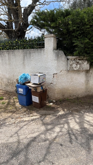 Mesagne. Protesta dei cittadini, carta e vetro non ritirato