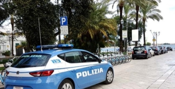 PASSEGGIAVA PER IL CENTRO SEMI NUDO DENUNCIATO DALLA POLIZIA