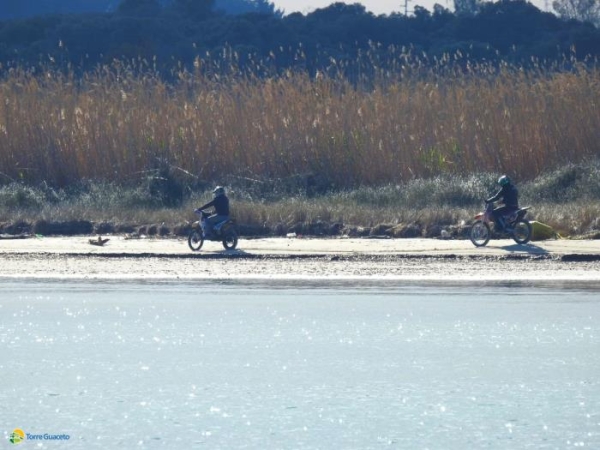 Motocross a Torre Guaceto: i carabinieri li fermano e sequestrano le moto