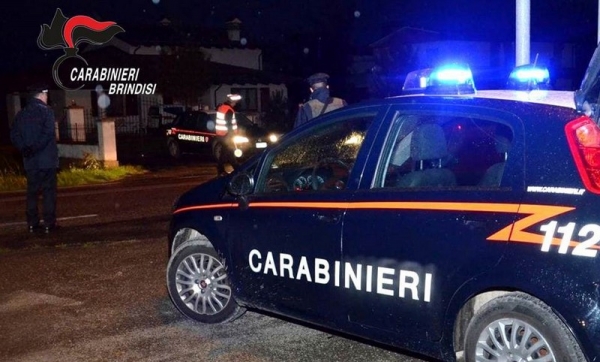 Sorpreso a cedere stupefacenti dal balcone, trovato in possesso di cocaina marijuana e hashish, arrestato