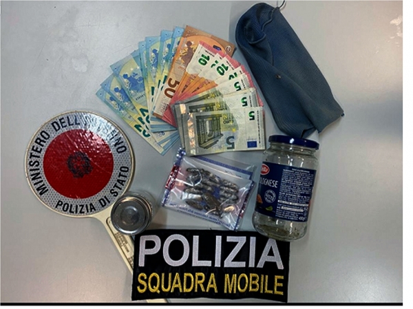 Denunciato un pusher dalla polizia