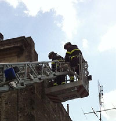 Donna cade in casa, salvata dai vigili del fuoco