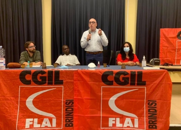 Al tavolo: Da sinistra Gabrio Toraldo Segretario Flai Cgil Brindisi, Jean Rene Bilongo Capo Dipartimento Immigrazione e Inclusione della Flai nazionale, Antonio Gagliardi Segretario Generale Flai Puglia, Giusy De Simone Segretaria organizzativa Flai Cgil Brindisi