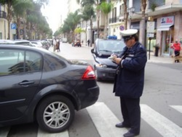 Multe per divieto di sosta sul piazzale Lenio Flacco in occasione della presentazione dei nuovi autobus Stp a metano. Si chiede l’annullamento