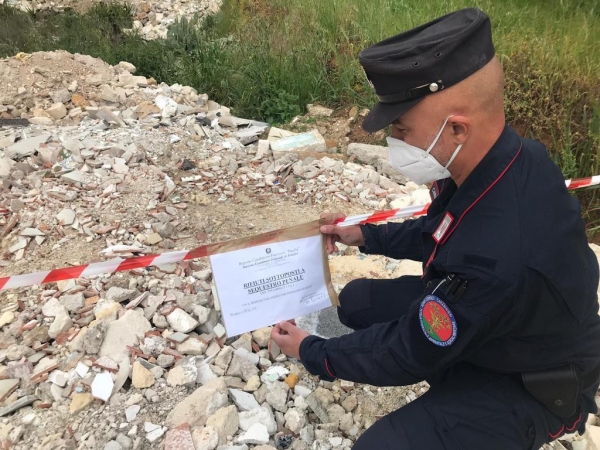 Abbandonano in strada i rifiuti. Denunciati