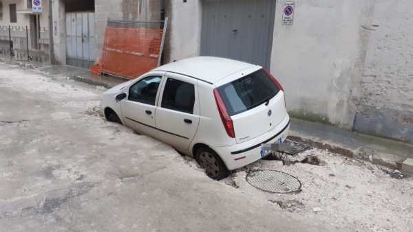 Mesagne. Frana la condotta: auto in buca (Guarda le foto)