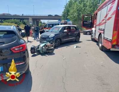 Incidente tra auto e ciclomotore. Un ferito in ospedale