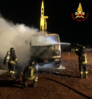 Camion va a fuoco sulla provinciale