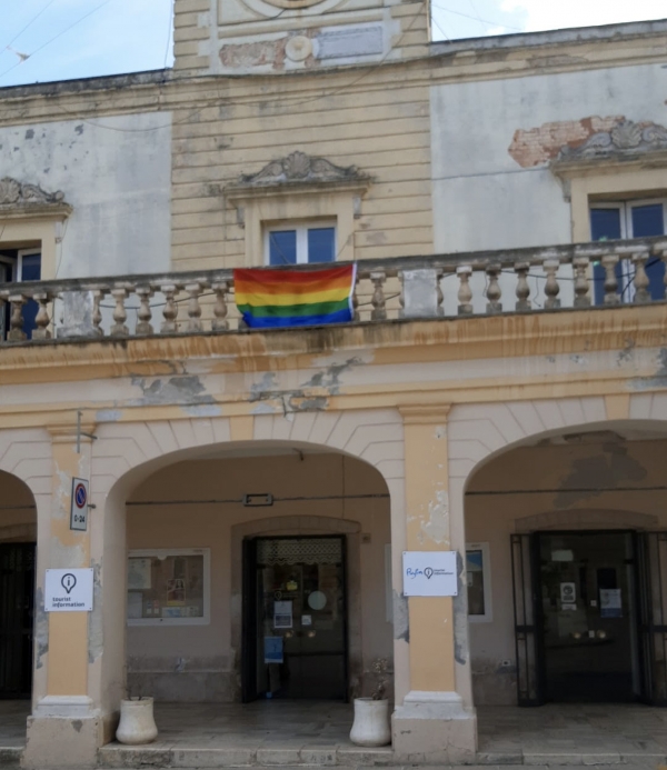 Giornata internazionale contro l’Omofobia, la bandiera Arcobaleno su palazzo dell’Orologio