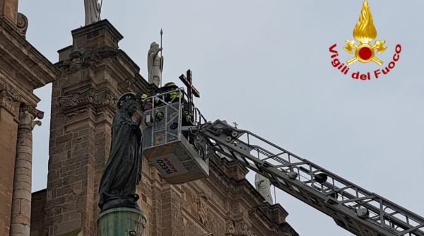 I vigili del fuoco depongono una corona di fiori alla Vergine di piazza Duomo