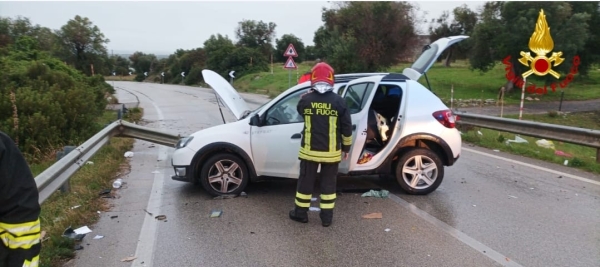 Auto sbatte contro il guardrail, ferite due persone