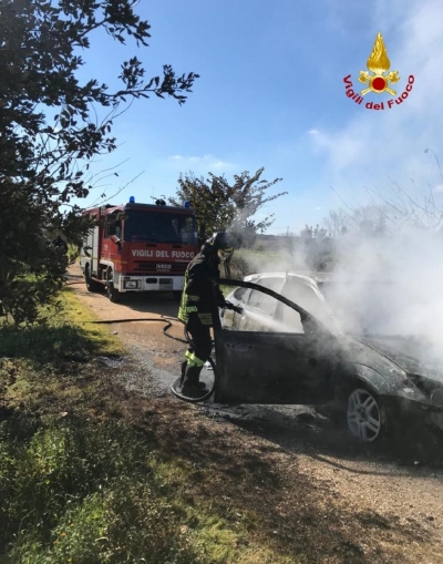 Mesagne. Auto a fuoco