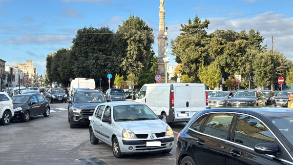 Il traffico in piazza Vittorio Emanuele II