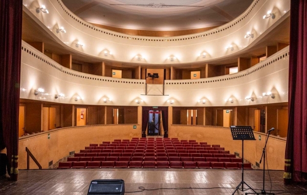 Al teatro di Mesagne Il ragazzo dai pantaloni rosa