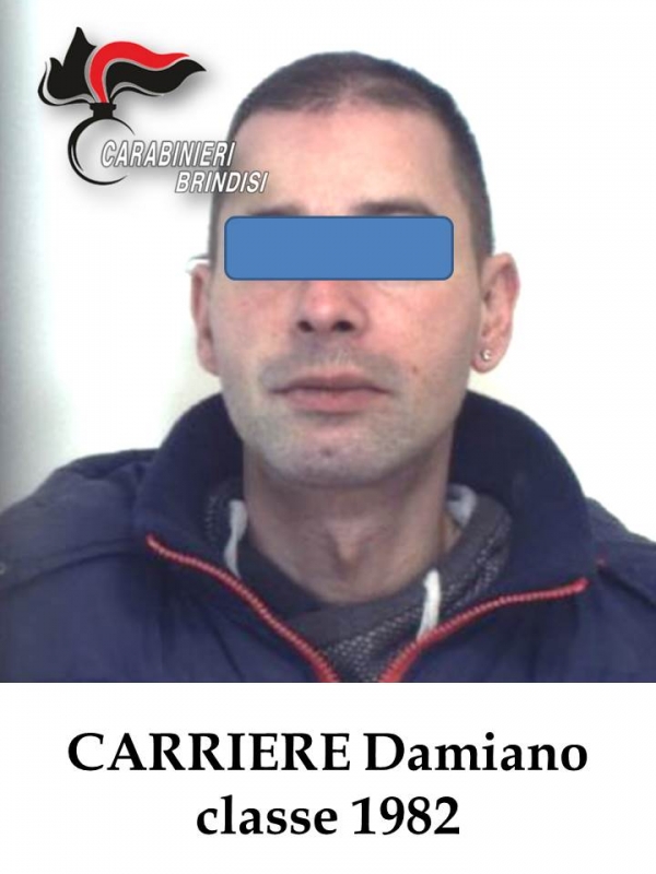 Scende dalla moto, fugge e getta la droga. Arrestato