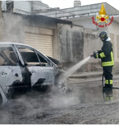 Mesagne, auto va a fuoco