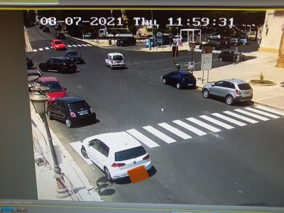 Piazza Vittorio Emanuele, auto posteggiata sulle strisce