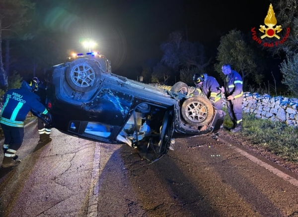 Auto si ribalta, illeso il conducente