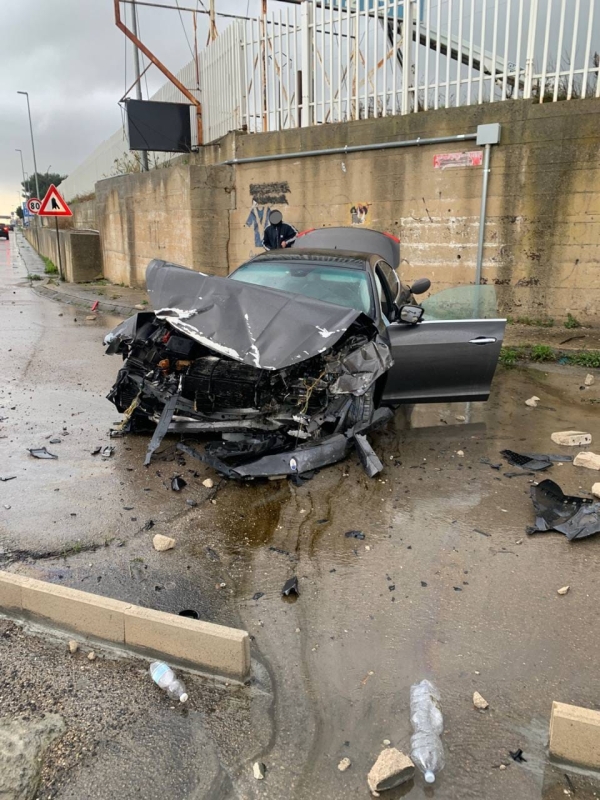 Incidente stradale, auto fuori strada