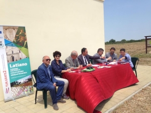 Muro tenente firma della convenzione nel 2015