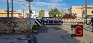 Mesagne. Auto bloccata nel passaggio a livello