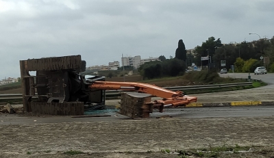 Mesagne. Cade escavatore in strada