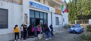 MESAGNE, I GIOVEDÌ DELLA LEGALITÀ. GLI SCOLARI IN VISITA AL COMMISSARIATO (FOTOSERVIZIO)