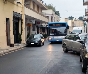 Mesagne. Via Manfredi Svevo tra imprecazioni e strombazzamenti