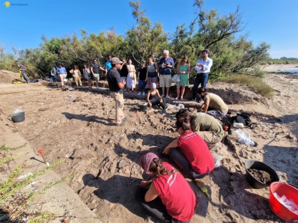 Istituzioni in visita agli scavi archeologici di Torre Guaceto: a breve grandi notizie dalla necropoli