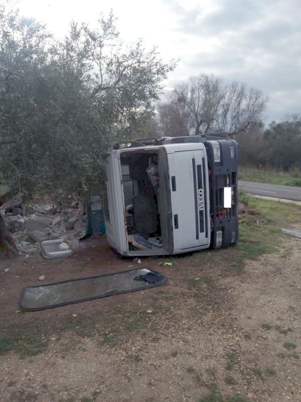 Mesagne. Un autocarro si ribalta in strada. Conducente condotto in ospedale