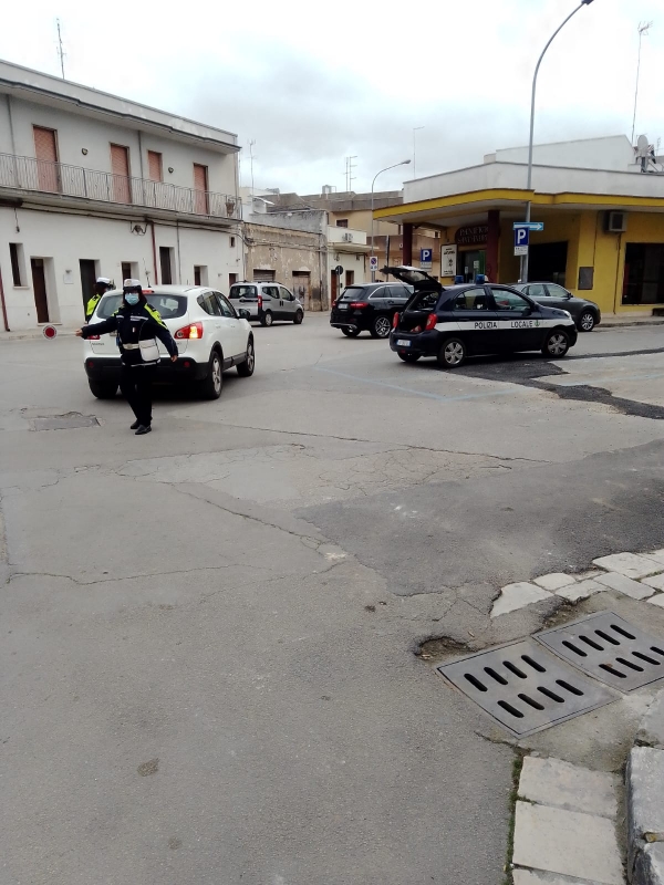 La polizia locale di Mesagne multa gli sporcaccioni (video)