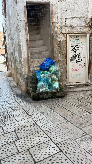 MESAGNE. Buste di spazzatura depositate nel centro storico dai soliti sporcaccioni