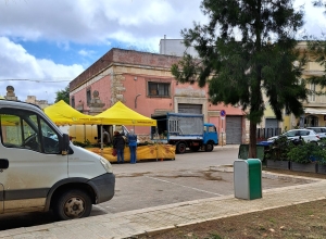 Mesagne. Piazza Gioberti, il mercatino settimanale di Coldiretti e il caos delle auto