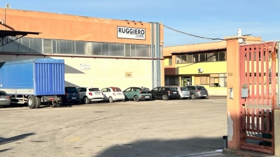 Sopra la sede della F. lli Ruggiero. Al centro Ivana Ruggiero.