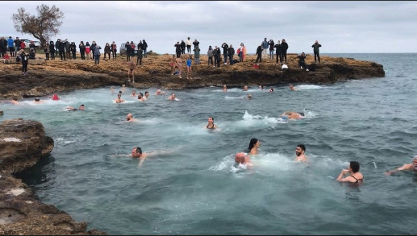 Tuffo di Capodanno Brindisi sempre più internazionale, adesioni persino dal Regno Unito, gli iscritti hanno già superato quota 250