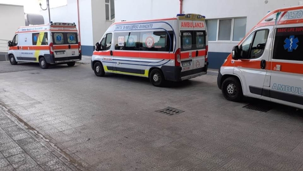 Un centauro sfonda il parabrezza di un autobus