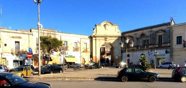 Mesagne. Porta Grande abbellita con la street art a tema dantesco