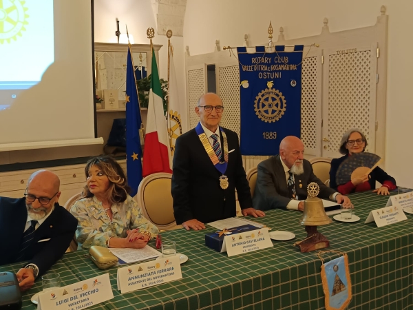 Scambio di consegne al Rotary Club di Ostuni